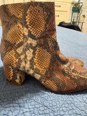 Source Unknown Brown Tan & Cream Snakeskin Ankle Boots